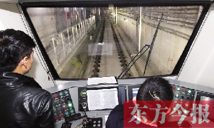 為了地鐵一號(hào)線在年底按期投入試運(yùn)營(yíng)，大家正在緊張調(diào)試