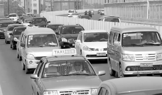 上午11點(diǎn)，鄭州市京廣快速路由北向南的路段已經(jīng)開(kāi)始擁堵，要是早晚高峰，更是堵得走不成