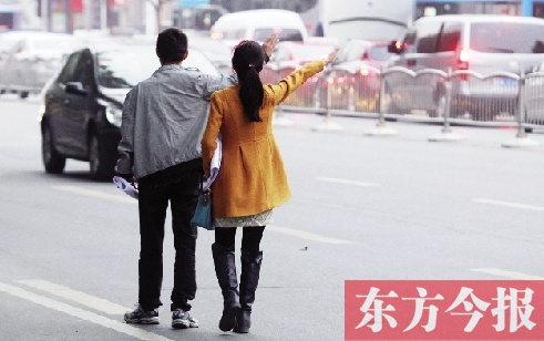 昨日下午5時30分，鄭州市花園路口公交站，一對青年正焦急等車