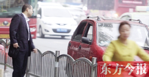 昨日下午5點(diǎn)40分，一男子久久未等到出租車，一輛“黑三輪”車主便和他搭訕