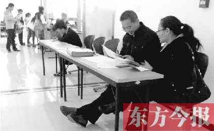 　　10月16日，鄭州市社保中心辦事大廳，新增的桌椅方便了前來辦理手續(xù)的市民