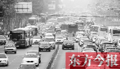 昨日下午4點，在花園路與黃河路口附近，車堵成了“一鍋粥”