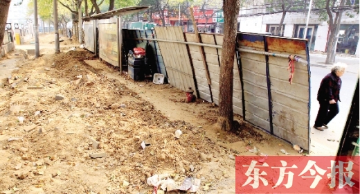 鄭州市紅專路與政七街交叉口，一工地“圍而不動”，步行者只好擇路而行