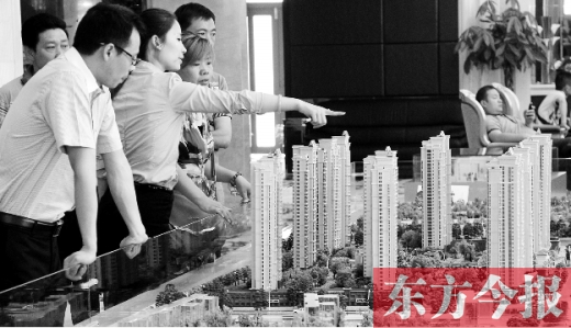 買套房子，幾乎要耗盡大半生的積蓄，所以，房?jī)r(jià)的高低時(shí)刻牽動(dòng)著國(guó)人的心