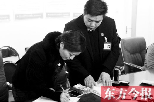 強制執(zhí)行+曝光，讓楊女士（左）拿到補償金