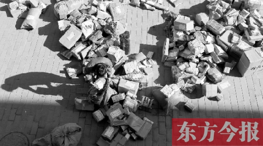 “雙十一”后，快遞員忙著送包裹，連水也不敢喝