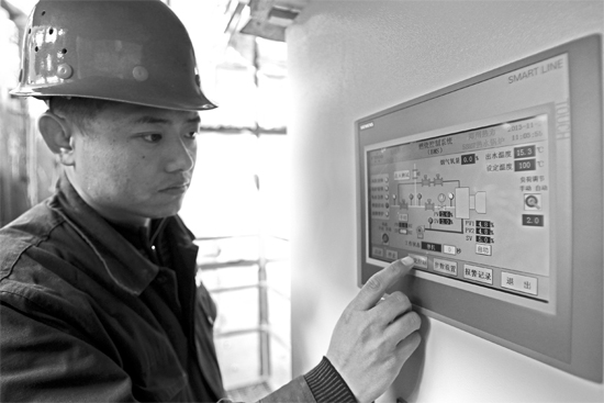 宗希明在“政七街煤改氣項(xiàng)目” 工程工地。高科技完全取代了老式燃煤鍋爐笨重、復(fù)雜的管理和控制