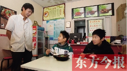 11月30日，鄭州市81中的兩位學(xué)生用勞動(dòng)為自己掙了一頓中午飯，心里很高興