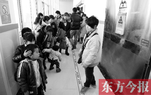 11月30日上午，星星等20余名“袖珍人”到鄭州市兒童醫(yī)院進行骨齡測定