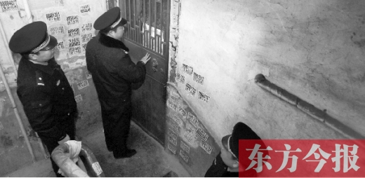 12月3日，鄭州市隴海路。執(zhí)法人員欲進入一戶未辦狗證的居民家中，強行將狗帶走