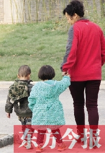 男孩兒姓“鄭”，女孩兒姓“周”（取“州”諧音），即“鄭州”之意，這一取名法得到了認(rèn)可