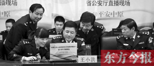 省公安廳廳長王小洪（中）和微博網(wǎng)友在進行交談，發(fā)現(xiàn)問題現(xiàn)場馬上解決