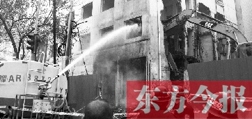 昨天早上8點半，鄭州市農(nóng)業(yè)路一拆遷工地，用兩臺噴水車噴水除塵，有效地阻止了施工揚塵