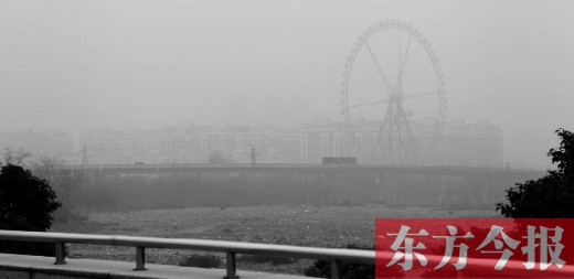 我看！我再看！我都看不見世紀(jì)歡樂園的巨大摩天輪了，送孩子上學(xué)的路，真快看不清了