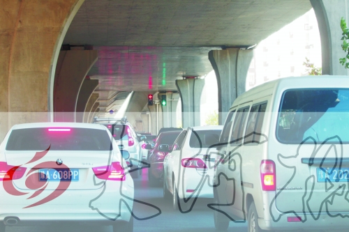 交警在東風(fēng)路從北向南上橋口處擺上反光錐，間歇放行