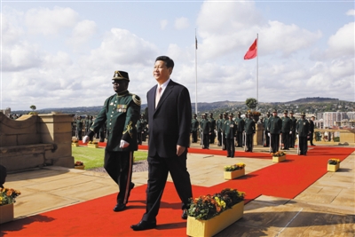 3月26日，南非總統(tǒng)祖馬在比勒陀利亞聯(lián)邦大廈前廣場(chǎng)舉行儀式，歡迎中國(guó)國(guó)家主席習(xí)近平訪問(wèn)南非。這是習(xí)近平檢閱儀仗隊(duì)。新華社記者 蘭紅光 攝