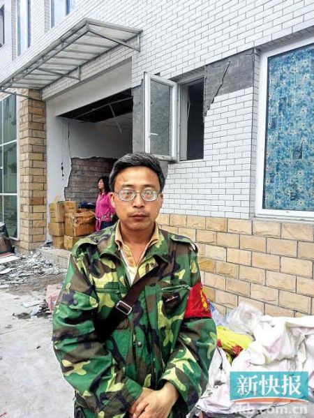 被免副鄉(xiāng)長楊成毅成災(zāi)區(qū)首位免職干部，接受新快報(bào)記者采訪時(shí)稱：“服從組織決定，大難當(dāng)前官位不要緊”