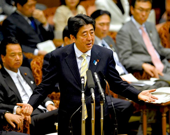 23日，安倍在參議院預算委員會發(fā)表講話。