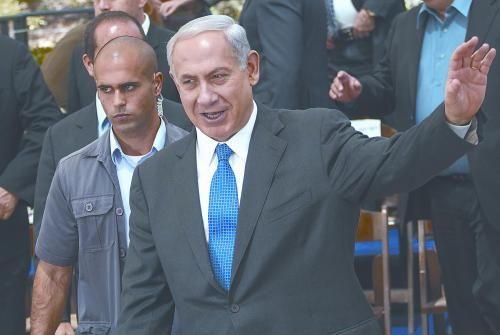 經以總理內塔尼亞胡主持的內閣秘密會議決定，以空軍接連對敘利亞多處目標實施空襲。圖為內塔尼亞胡5日出席內閣會議。