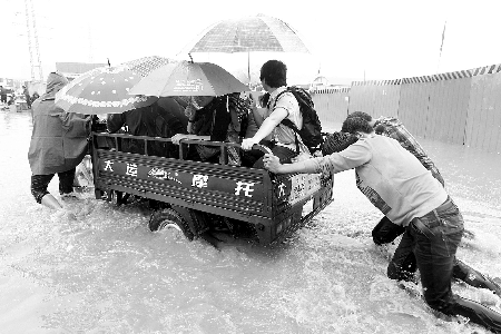 “擺渡”，每人5塊錢 記者 王春勝/攝