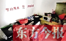 廁所進門中廳，擺放著灶臺、餐桌、床鋪等，乍一看像個客廳