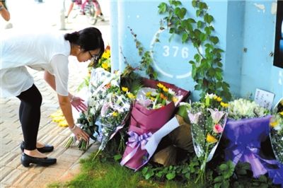 6月8日下午，記者來(lái)到廈門公交車爆炸事發(fā)現(xiàn)場(chǎng)橋下，附近已聚集了十幾個(gè)自發(fā)前來(lái)悼念的市民。橋墩下排放了一圈或黃或白的菊花，還有玖瑰、百合等。