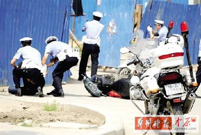 　一名歹徒被抓獲，另一名歹徒持槍劫持了一名門衛(wèi)。