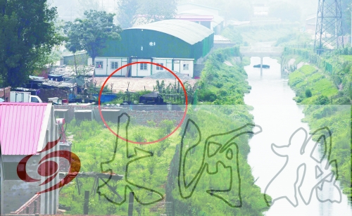 　彩虹橋西南側(cè)有一個(gè)大型地溝油加工窩點(diǎn)，廢水流入旁邊的排水渠。