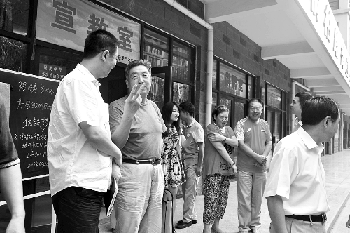 盧法舜（左二）伸出兩根手指，建議實行2元通票制。