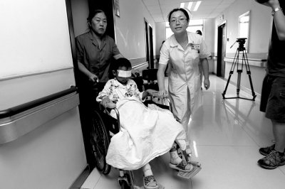 昨天，斌斌被推出病房，準(zhǔn)備換藥。記者 譚青/攝