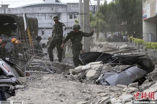 10月15日，菲律賓中部地區(qū)發(fā)生7.2級(jí)地震，災(zāi)情持續(xù)擴(kuò)大，菲官方稱(chēng)地震已造成宿務(wù)、保和等省份數(shù)十人遇難，數(shù)百人受傷，大批建筑物受損。圖為菲律賓軍方在搜救被困者。