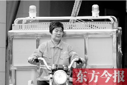 鄭州市金水區(qū)目前發(fā)放的第一批30輛新垃圾清運(yùn)車(chē)，已投入使用