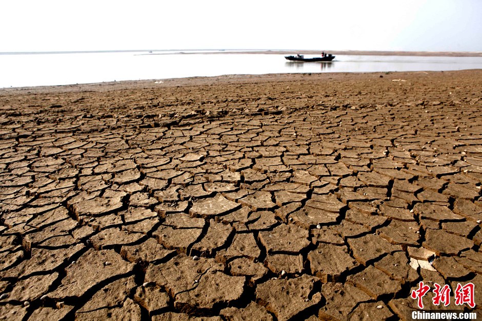 10月28日，在江西省都昌縣印山附近水域拍攝的龜裂的鄱陽湖湖床。