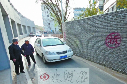 老人通過時很容易造成危險