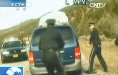 費(fèi)雷爾再次上車，警察拿警棍砸車窗。