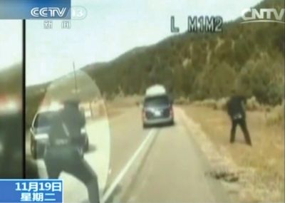 費(fèi)雷爾駕車逃走，警察連開(kāi)數(shù)槍。央視截圖