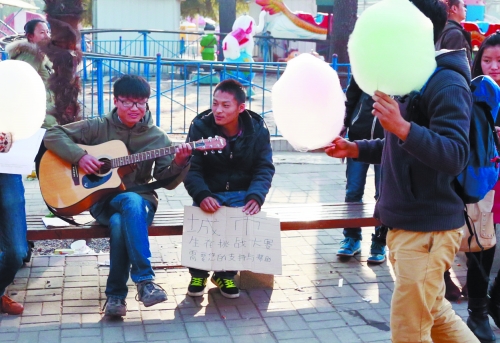 彈唱時,隊(duì)友送來了靠講笑話賺的棉花糖。