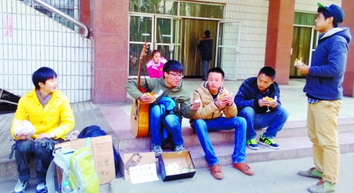 給別人講笑話,換來了5個餅夾菜。