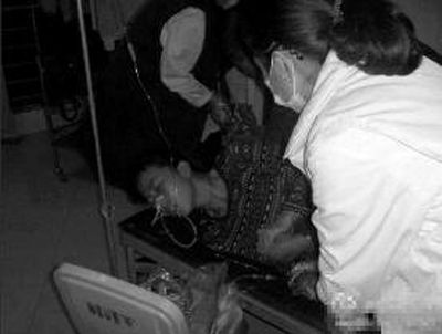 醫(yī)護(hù)人員搶救劉溫麗