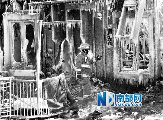 消防員用蒸汽機融化救火后殘留的冰層，尋找遇難者遺