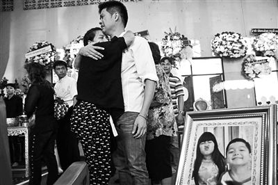 2月24日，泰國(guó)曼谷，民眾為在手榴彈襲擊中遇難的兩名兒童舉行葬禮，兩名兒童為姐弟二人，姐姐6歲，弟弟4歲