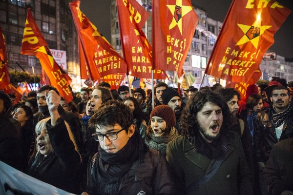 當(dāng)?shù)貢r(shí)間2014年2月25日，土耳其伊斯坦布爾，總理涉腐錄音引發(fā)全國抗議，要求本屆政府下臺(tái)。