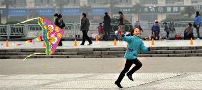 昨日，省會(huì)天氣晴好，春意盎然。上午，在綠城廣場(chǎng)，一個(gè)小女孩在快樂地放風(fēng)箏。