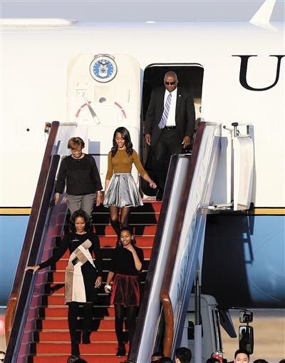 昨日下午5時30分，美國第一夫人米歇爾走出專機(jī)艙門，抵京開始訪華。與其一同來訪的家庭成員還有她的母親