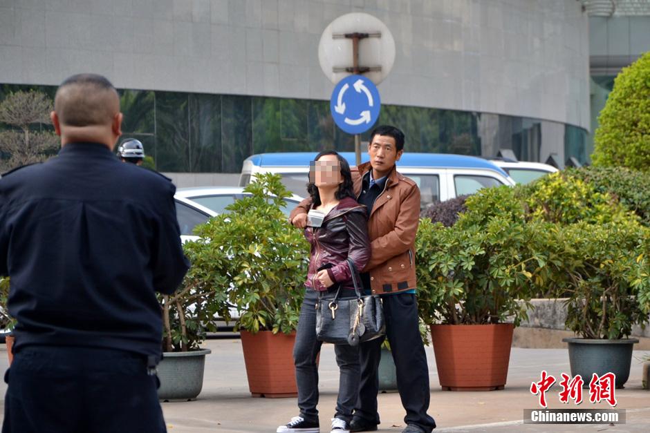 圖為劫持者與警方談判中。