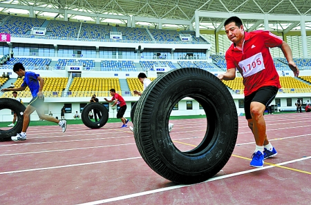 8月15日，運(yùn)動(dòng)員們正在進(jìn)行推輪胎賽跑。