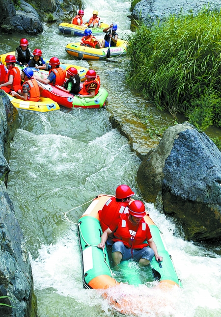 8月16日，游客在盧氏縣豫西大峽谷景區(qū)進(jìn)行漂流比賽。