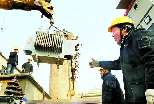 安陽縣電力局進(jìn)行變壓器更換