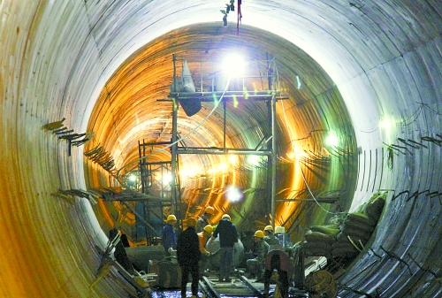 2012年12月30日，工人們在南水北調(diào)中線穿黃隧洞內(nèi)施工。