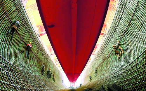 2月27日，南水北調(diào)中線鄧州湍河渡槽工程建設(shè)者在槽體內(nèi)扎鋼筋。